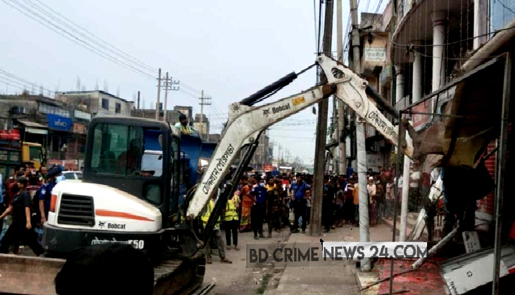 চৌদ্দগ্রাম মহাসড়কের পাশ থেকে দুই শতাধিক অবৈধ স্থাপনা উচ্ছেদ